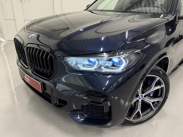 BMW X5 xDrive45e M-Sport PANO/TREKHAAK/LASER/HEAD-UP/360CAMERA/MEMORY/ACC/ACTIVE-STEERING/LUCHTVERING/21"BREEDSET/SHADOW-LINE/DONKERE-HEMEL/CARBONSCHWARZ/VOLLEDIG BMW DEALER HISTORIE