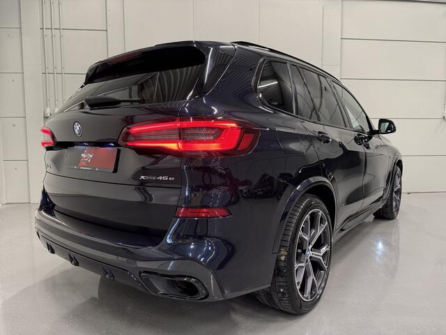 BMW X5 xDrive45e M-Sport PANO/TREKHAAK/LASER/HEAD-UP/360CAMERA/MEMORY/ACC/ACTIVE-STEERING/LUCHTVERING/21"BREEDSET/SHADOW-LINE/DONKERE-HEMEL/CARBONSCHWARZ/VOLLEDIG BMW DEALER HISTORIE
