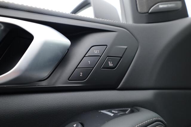 BMW X5 xDrive50e M Sport | Frozen Pure Grey | Stoelventilatie + Stoel- stuurverw.| Pano | HUD | Luchtvering | Elek. trekhaak | | 360 Cam | H&K | Adapt. Cruise | Softclose | Iconic glow | 20'' V