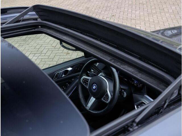 BMW X5 xDrive45e M Sport Lucht Pano 22" Laser Zwarte hemel