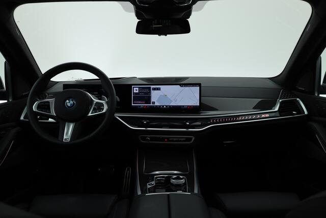 BMW X5 xDrive50e M Sport Pro | Skylounge | Stoelventilatie+Massage | Stoel+stuurverw.| Shadow Line | HUD | Luchtvering | Elek. trekhaak | | 360 Cam | H&K | Adapt. Cruise | Softclose | Iconic glow