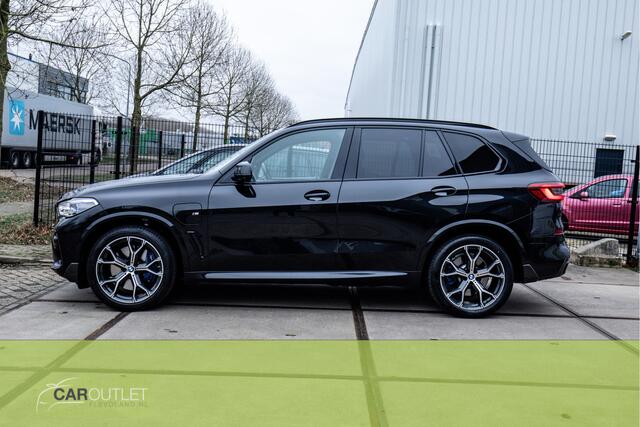 BMW X5 45e High Executive X-Drive45e High Ex Warmte Comf pakket M uitv. Swarovsky/HUD/Bowers&Wilkins/Pano/Massagefuncties/Comfort acces/Soft Close/ Sky Lounge/Stoelverwarming en ventilatie/Stuur\verwarm./Trekhaak/Clima Bekerh/Carbon performance ETC! Zeer goed on