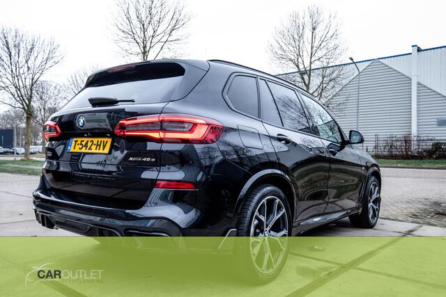 BMW X5 45e High Executive X-Drive45e High Ex Warmte Comf pakket M uitv. Swarovsky/HUD/Bowers&Wilkins/Pano/Massagefuncties/Comfort acces/Soft Close/ Sky Lounge/Stoelverwarming en ventilatie/Stuur\verwarm./Trekhaak/Clima Bekerh/Carbon performance ETC! Zeer goed on