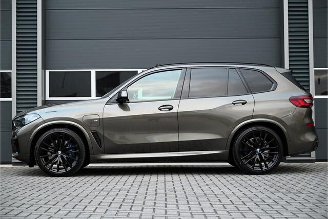 BMW X5 xDrive45e M-SPORT / SKYLOUNGE PANO / INDIVIDUAL LEDER / MASSAGE / LASER / HUD / TREKHAAK / MANHATTEN GREEN