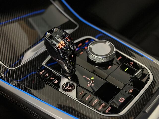 BMW X5 45e | M Sportseats | Frozen Black | Carbon | 360 Camera | Skylounce | ACC | Stoel Massage & Ventilatie | Indiv. Leder | Laser-LED | Softclose | Achterasbesturing | Glasapplicatie | Stuur en achterbank verwarming | TH | 4-Zone | Isolatieglas | 22" | Bovag 