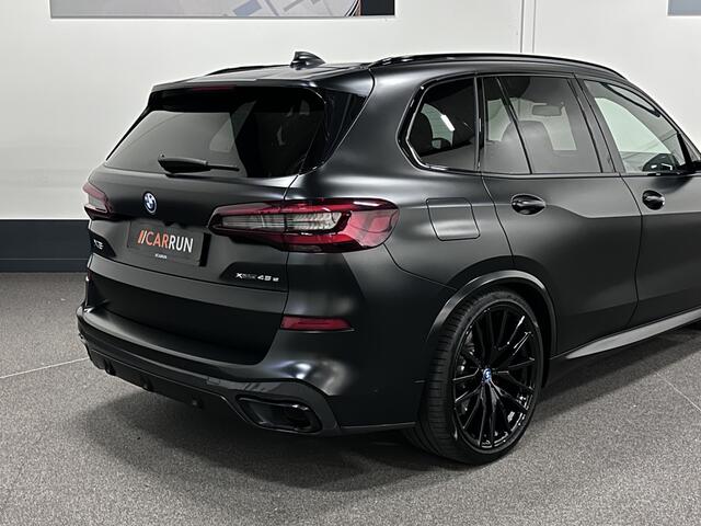 BMW X5 45e | M Sportseats | Frozen Black | Carbon | 360 Camera | Skylounce | ACC | Stoel Massage & Ventilatie | Indiv. Leder | Laser-LED | Softclose | Achterasbesturing | Glasapplicatie | Stuur en achterbank verwarming | TH | 4-Zone | Isolatieglas | 22" | Bovag 