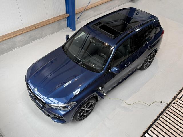 BMW X5 xDrive45e High Executive M SPORT PAKKET - PANORAMADAK - STOELKOELING + VERWARMING - LASER LAMPEN - LUCHTVERING - HIFI GELUIDSINSTALLATIE - PARKEER CAMERA 360