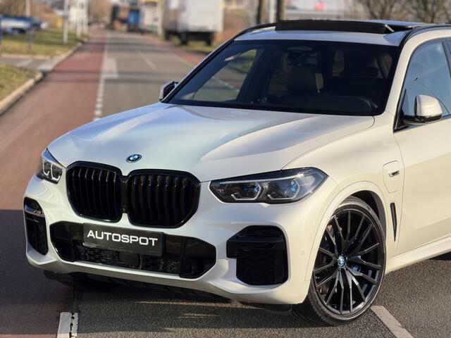 BMW X5 xDrive45e M-Sport Pano Trekhaak Stoelk. Softcl. Swarovski