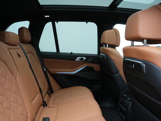 BMW X5 xDrive50e M Sport Plug In Hybrid 490pk Dealer O.H. PHEV | Panodak | Luchtvering | Laser LED | Head Up | Adaptive Cruise | 360 Camera | Lederen Sportstoelen Memory & Ventilatie | Bekerhouders Verwarmd & Gekoeld | Harman & Kardon