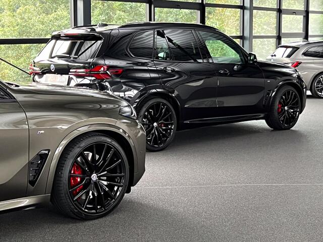 BMW X5 50e M-Pro Performance | M-Seats | M-Uitlaat | 360 Camera | ACC | Carbon | Indiv. Leder | Head-Up | Harman-Kardon | Keyless-Entry | 22'' | Trekhaak | Stoelventilatie | Iconic-Glow | M-Gordels | Zonwering | Stoelverwarming V+A | Rij-Assistent Pro | Memory 