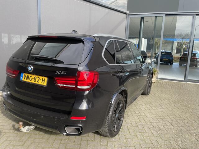 BMW X5 xDrive30d Achteruitrijcamera - navigatie - parkeersensoren voor en achter - schuif/kantel dak - Stoelverwarming - Trekhaak elektrisch uitklapbaar - Dak rails - Cruise control - Airco - Led verlichting Stuur multifunctioneel - Rijstrooksensor - Regensenso