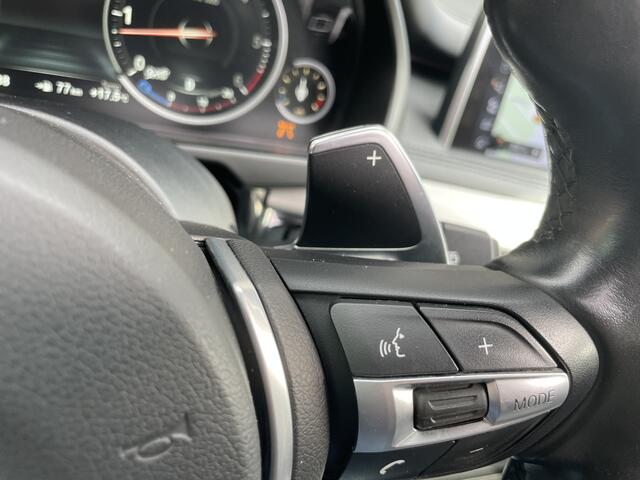 BMW X5 xDrive30d Achteruitrijcamera - navigatie - parkeersensoren voor en achter - schuif/kantel dak - Stoelverwarming - Trekhaak elektrisch uitklapbaar - Dak rails - Cruise control - Airco - Led verlichting Stuur multifunctioneel - Rijstrooksensor - Regensenso