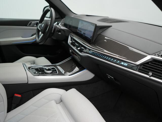 BMW X5 xDrive50e M Sport Plug In Hybride 490pk Dealer O.H. PHEV | Panodak | Luchtvering | Adaptive Cruise | Head Up | 360 Camera | Harman / Kardon | Lederen Sportstoelen Memory & Verwarmd | Sfeerverlichting | Apple Carplay | Keyless | Blis | 20"L.M |