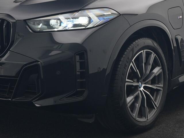 BMW X5 xDrive50e M Sport Plug In Hybride 490pk Dealer O.H. PHEV | Panodak | Luchtvering | Adaptive Cruise | Head Up | 360 Camera | Harman / Kardon | Lederen Sportstoelen Memory & Verwarmd | Sfeerverlichting | Apple Carplay | Keyless | Blis | 20"L.M |
