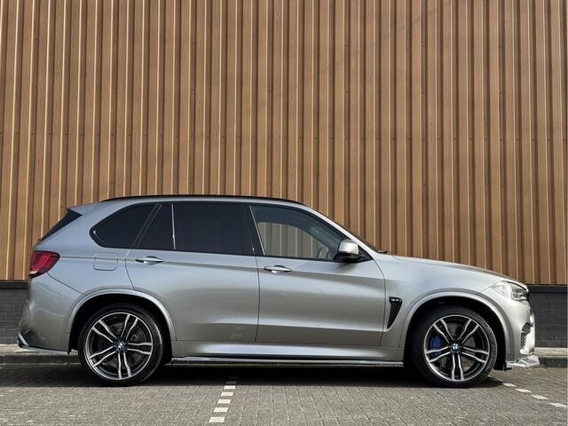 BMW X5 M | 576 PK! | Maxton | Carbon | 21" Lichtmetaal | Leder | Elektrische Trekhaak | Camera | Lane Assist | Dodehoeksensor | Harman & Kardon | Head-Up Display | Sfeerverlichting |