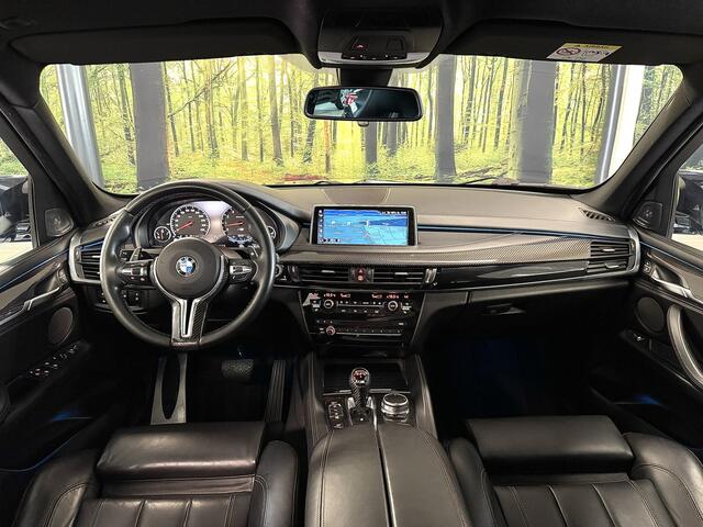 BMW X5 M | 576 PK! | Maxton | Carbon | 21" Lichtmetaal | Leder | Elektrische Trekhaak | Camera | Lane Assist | Dodehoeksensor | Harman & Kardon | Head-Up Display | Sfeerverlichting |