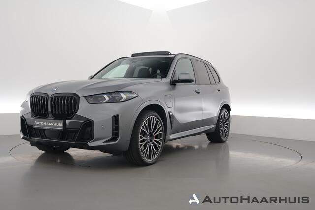 BMW X5 xDrive50e M Sport Frozen pure Grey | Skylounge | Soft Close | Achterasbesturing | 360cam | B&W Aduio | 22'' | Stoelvent. | Carbon | Luchtvering
