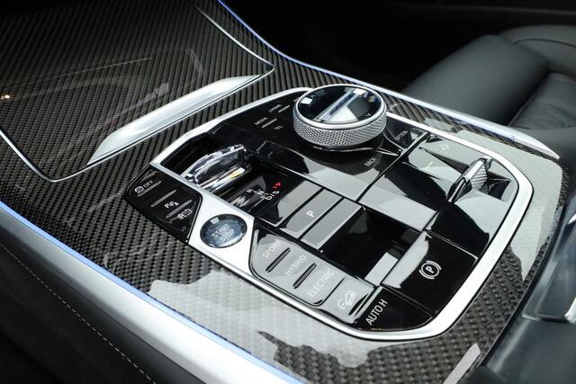 BMW X5 xDrive50e M Sport Frozen pure Grey | Skylounge | Soft Close | Achterasbesturing | 360cam | B&W Aduio | 22'' | Stoelvent. | Carbon | Luchtvering