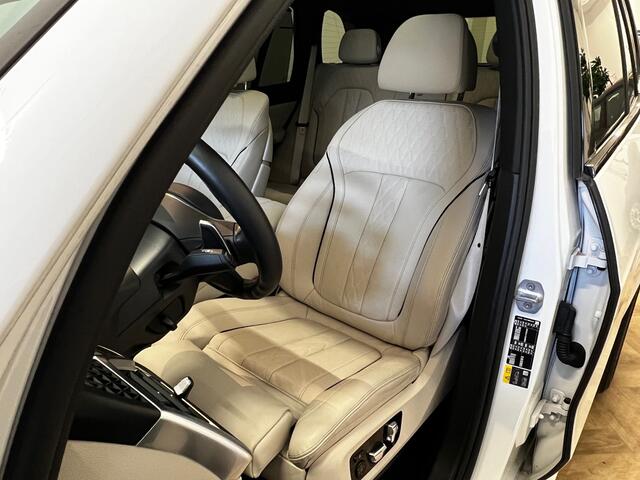 BMW X5 xDrive50e High Executive M Sport / Achteras besturing / Head-UP / Panodak / Luchtvering / Soft Close / Harman-Kardon / Trekhaak / Park Assist Prof / Individual Leder Merino / Zwarte Hemel / 1e Eigenaar!