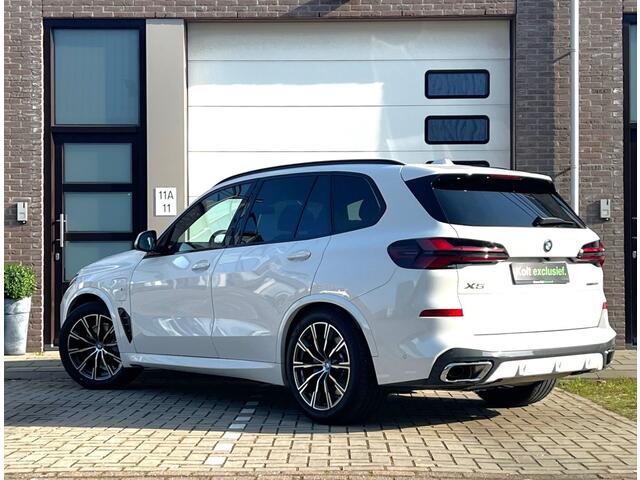 BMW X5 xDrive50e High Executive M Sport / Achteras besturing / Head-UP / Panodak / Luchtvering / Soft Close / Harman-Kardon / Trekhaak / Park Assist Prof / Individual Leder Merino / Zwarte Hemel / 1e Eigenaar!