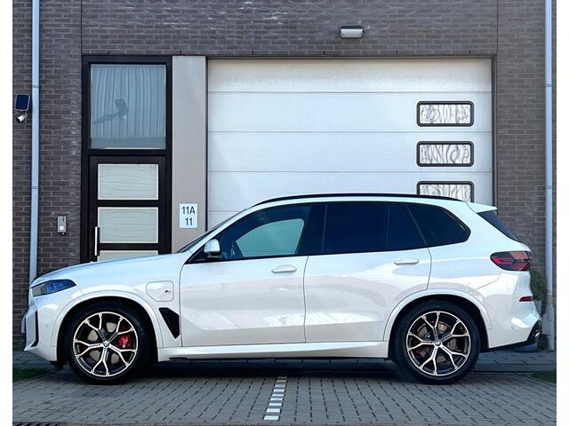 BMW X5 xDrive50e High Executive M Sport / BMW Nieren Iconic Glow / Head-UP / Panodak / Luchtvering / Soft Close / Harman-Kardon / 360 Camera / Trekhaak / Park Assist Prof / Individual Leder Merino / Zwarte Hemel / 1e Eigenaar!