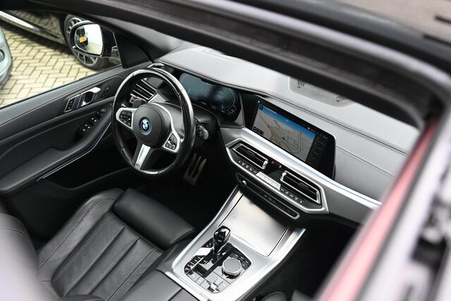 BMW X5 xDrive45e High Executive M Sport Automaat / Panoramadak / Trekhaak / Sportstoelen / Laserlight / Achteruitrijcamera / Soft-Close / Head-Up / Adaptief onderstel