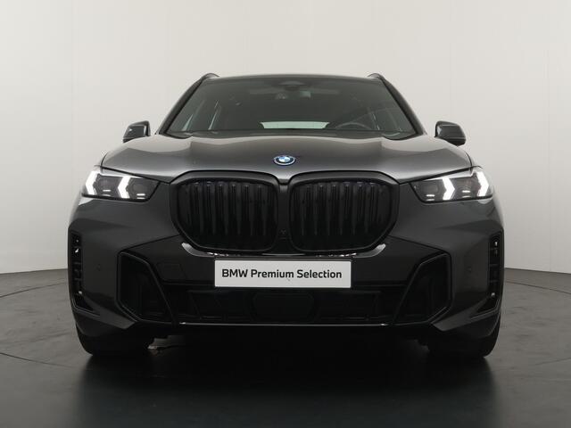 BMW X5 xDrive50e | M Sportpakket | Panoramadak | Head-Up | Harman Kardon | Stoelventilatie | Stoelverwarming V+A | Carbon interieur | 22'' | Comfortzetels |