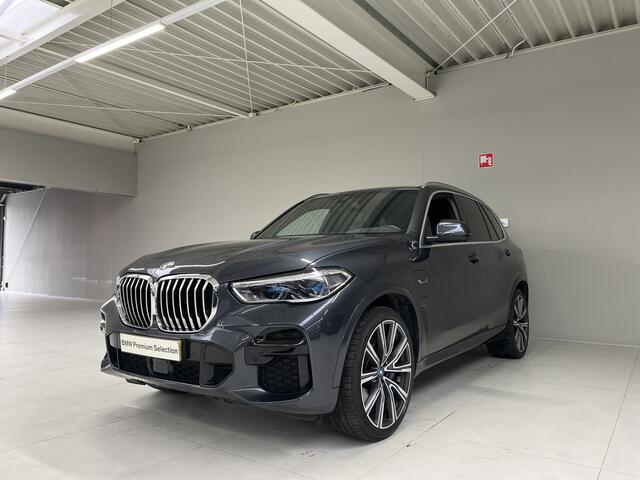BMW X5 xDrive45e M-Sport | 2 jaar BMW Garantie | 22" | Panorama | Head-Up | Laser | Soft Close | Active Cruise Control met Stop en Go-functie