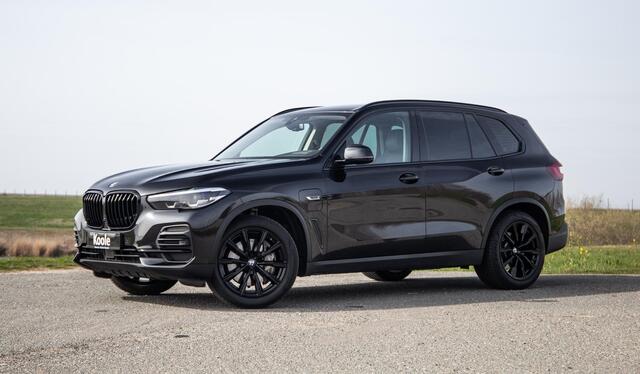 BMW X5 xDrive45e CARPLAY / CAMERA / DEALER ONDERHOUDEN / LEER / STOELVERWARMING / BLACK ON BLACK