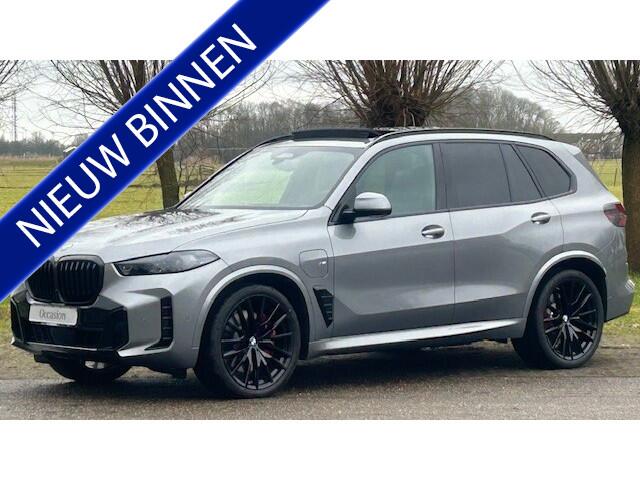 BMW X5 xDrive50e M SPORTPAKKET, FULL OPTIONS!! LUCHTVERING, NAVIGATIE PREMIUM, APPLE CARPLAY, NAPPA LEDER, STOEL EN ACHTERBANK VERWARMING, HEAD-UP DISPLAY, ELEC. PANORAMADAK, ELEC. WEGKLAPBARE TREKHAAK, 22" M-SPORT L/M VELGEN, ENZ. ENZ. NIEUWPRIJS ¤131.000,-!!