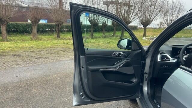 BMW X5 xDrive50e M SPORTPAKKET, FULL OPTIONS!! LUCHTVERING, NAVIGATIE PREMIUM, APPLE CARPLAY, NAPPA LEDER, STOEL EN ACHTERBANK VERWARMING, HEAD-UP DISPLAY, ELEC. PANORAMADAK, ELEC. WEGKLAPBARE TREKHAAK, 22" M-SPORT L/M VELGEN, ENZ. ENZ. NIEUWPRIJS ¤131.000,-!!