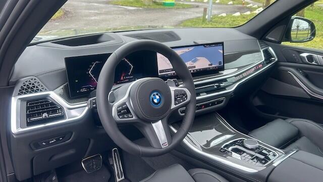 BMW X5 xDrive50e M SPORTPAKKET, FULL OPTIONS!! LUCHTVERING, NAVIGATIE PREMIUM, APPLE CARPLAY, NAPPA LEDER, STOEL EN ACHTERBANK VERWARMING, HEAD-UP DISPLAY, ELEC. PANORAMADAK, ELEC. WEGKLAPBARE TREKHAAK, 22" M-SPORT L/M VELGEN, ENZ. ENZ. NIEUWPRIJS ¤131.000,-!!