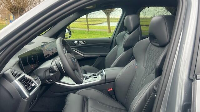 BMW X5 xDrive50e M SPORTPAKKET, FULL OPTIONS!! LUCHTVERING, NAVIGATIE PREMIUM, APPLE CARPLAY, NAPPA LEDER, STOEL EN ACHTERBANK VERWARMING, HEAD-UP DISPLAY, ELEC. PANORAMADAK, ELEC. WEGKLAPBARE TREKHAAK, 22" M-SPORT L/M VELGEN, ENZ. ENZ. NIEUWPRIJS ¤131.000,-!!