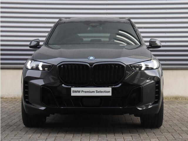 BMW X5 xDrive50e | M Sportpakket Pro | Panodak | Head-Up | Trekhaak | Massage | M Multifunctionele Stoelen | Driving Assistant Prof. | Harman Kardon | Stoelventilatie | Soft Close | Parking Assistant Prof. | Alcantara hemel | 22'' LMV