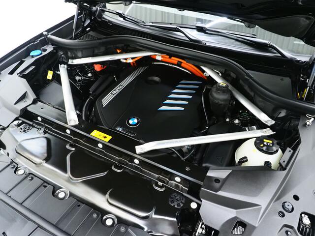 BMW X5 xDrive45e High Executive | Panoramadak | Leder | Trekhaak | Luchtvering | HUD | Camera | Sfeerlicht | Carplay