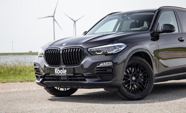BMW X5 xDrive45e Executive CARPLAY / CAMERA / DEALER ONDERHOUDEN / LEER / STOELVERWARMING / BLACK ON BLACK