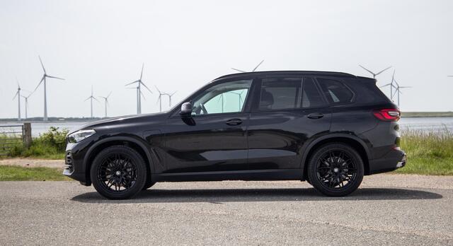 BMW X5 xDrive45e Executive CARPLAY / CAMERA / DEALER ONDERHOUDEN / LEER / STOELVERWARMING / BLACK ON BLACK
