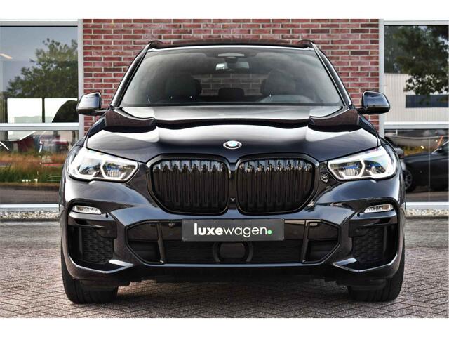 BMW X5 xDrive45e M-Sport SkyLounge M-zetels 4WS ACC Trekh 360 2xTV Carbon HUD