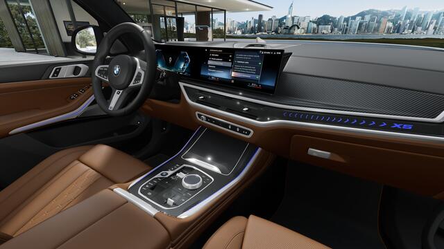 BMW X5 xDrive50e M Sport Automaat / Panoramadak Sky Lounge / Trekhaak / Bowers & Wilkins / Parking Assistant Professional / Comfortstoelen / Massagefunctie / Soft-Close