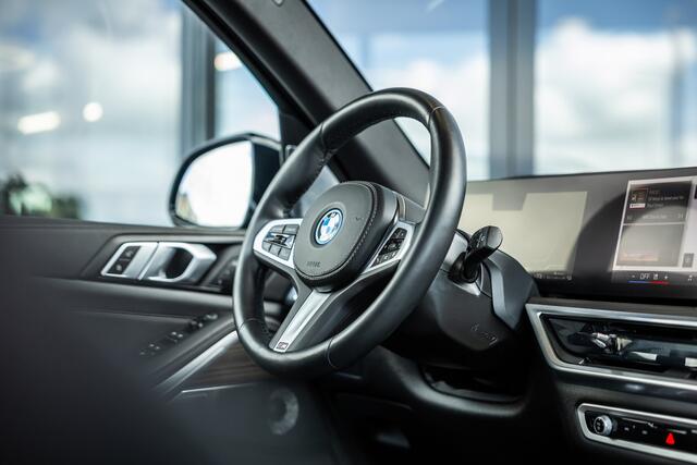 BMW X5 xDrive50e - M Sport Pro | Skylounge | B&W | Kuipstoelen | Luchtvering
