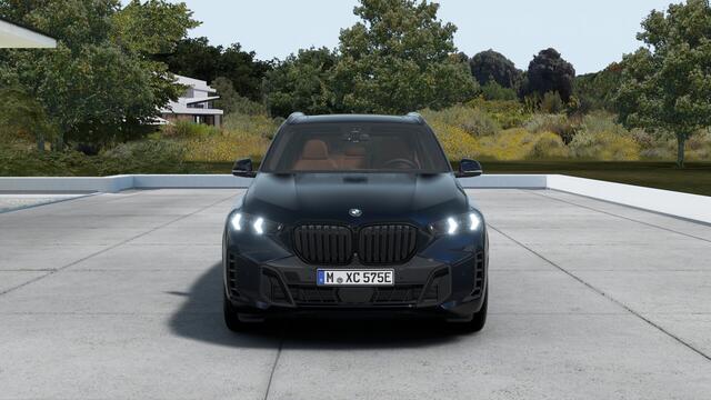 BMW X5 xDrive50e M Sport Automaat / Panoramadak / Trekhaak / Parking Assistant Professional / Comfortstoelen / Soft-Close / Adaptieve LED / Stoelventilatie / Active Steering