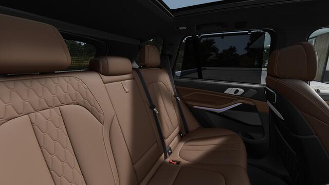 BMW X5 xDrive50e M Sport Automaat / Panoramadak / Trekhaak / Comfortstoelen / Parking Assistant Professional / Massagefunctie / Soft-Close / Active Steering
