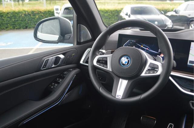 BMW X5 xDrive50e M Sport Automaat / Trekhaak / Panoramadak Sky Lounge / Comfortstoelen / Comfort Access / Soft-Close / Stoelventilatie / Parking Assistant Professional