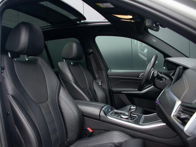 BMW X5 xDrive45e High Executive | M-sport | Hifi Sound | Schuif-/kantel Pano | Spoiler pakket! | Soft doorclose | Head-Up | Adapt. Cruise | Matt frozen gray wrap