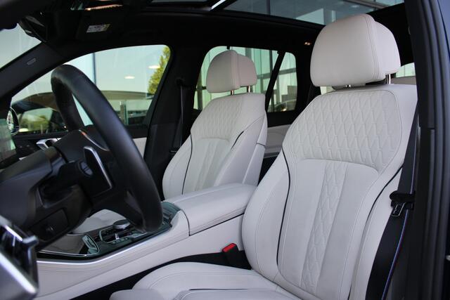 BMW X5 xDrive50e M Sport Automaat / Trekhaak / Panoramadak / Comfortstoelen / Comfort Access / Soft-Close / Harman Kardon / Parking Assistant Professional