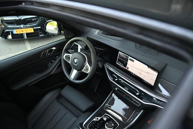 BMW X5 xDrive50e M Sport Automaat / Panoramadak Sky Lounge / Trekhaak / Massagefunctie / Soft-Close / Parking Assistant Professional / Active Steering