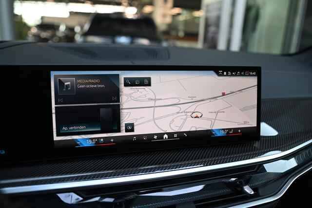 BMW X5 xDrive50e M Sport Automaat / Panoramadak Sky Lounge / Trekhaak / Massagefunctie / Soft-Close / Parking Assistant Professional / Active Steering