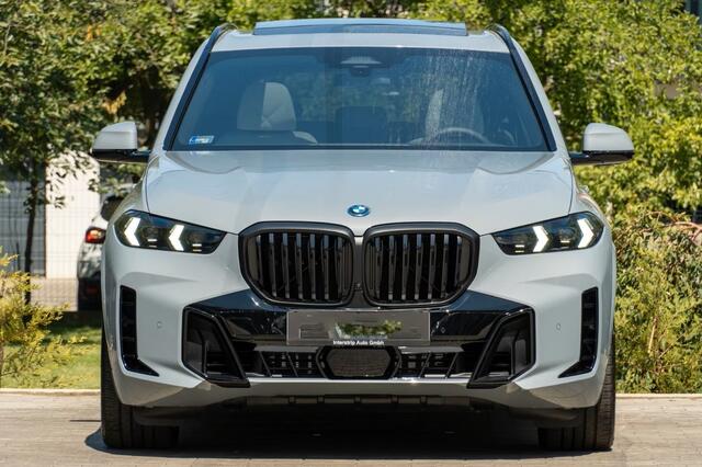 BMW X5 xDrive50e M-SPORT Pro ** LED, GRAU LEDER, NAVI+, PANORAMA, TREKH, 22-invh LMV, LUCHT ** Ex BMW - UNFALLFREI ** ** INFORMEER OOK NAAR ONZE AANTREKKELIJKE FINANCIAL-LEASE TARIEVEN **