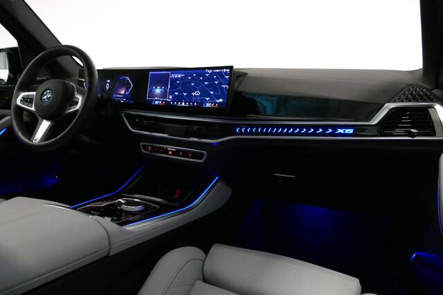 BMW X5 xDrive50e M Sport / M Bodykit / Achterasbesturing / Panoramadak / Elektr. verstelbare voorstoelen + memory / Softclose / Luchtvering / Elektr. wegklapbare trekhaak / HUD Professional / Harman Kardon Surround Sound / 22'' LMV / Ambienteverlichting / Stoelv