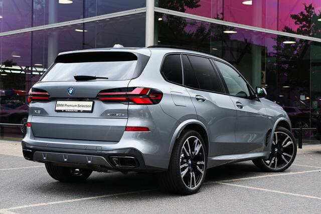 BMW X5 xDrive50e M Sport Automaat / Panoramadak / Trekhaak / Comfortstoelen / Adaptieve LED / Soft-Close / Parking Assistant Professional / Active Steering
